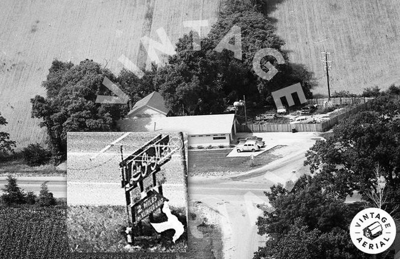 Lake Shore Motel - Close Up Of Road Sign